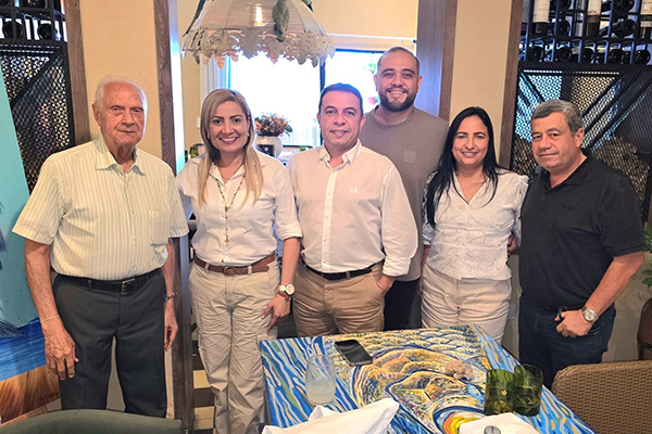 Mario Sanjuanelo y Pipe Durán del movimiento político “Los buenos tiempos”, en la foto con la exdiputada Elizabeth Molina y su esposo el actual diputado Yohan Pinedo Panetta, Flavia Marriaga y el exsenador Miguel Pinedo Vidal./Foto suminstrada por Ruben Peña Mario Sanjuanelo y Pipe Durán del movimiento político “Los buenos tiempos”, en la foto con la exdiputada Elizabeth Molina y su esposo el actual diputado Yohan Pinedo Panetta, Flavia Marriaga y el exsenador Miguel Pinedo Vidal./Foto suminstrada por Ruben Peña
