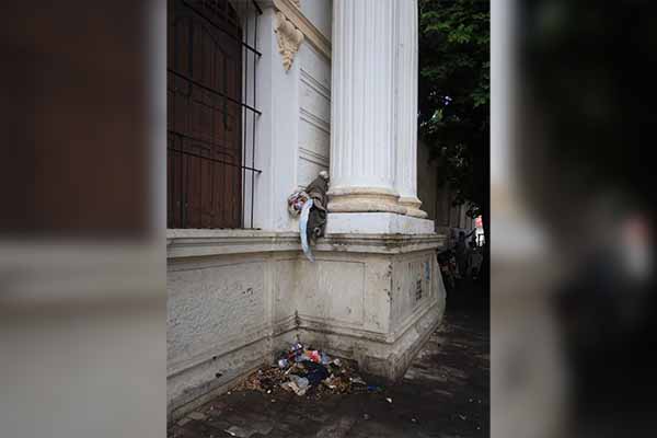 En basurero y letrina pública quedó reducido el frente de la institución educativa ante el abandono por parte de las autoridades. Foto derechos reservados / EL INFORMADOR En basurero y letrina pública quedó reducido el frente de la institución educativa ante el abandono por parte de las autoridades. Foto derechos reservados / EL INFORMADOR