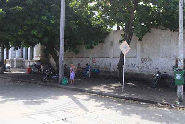 Para redondear la faena, los mecánicos de motocicleta que tuvieron cabida en la cera al frente de entrada principal del mercado público, improvisaron su taller a un lado de la entrada principal sin ningún tipo de control por las autoridades.W Para redondear la faena, los mecánicos de motocicleta que tuvieron cabida en la cera al frente de entrada principal del mercado público, improvisaron su taller a un lado de la entrada principal sin ningún tipo de control por las autoridades.W