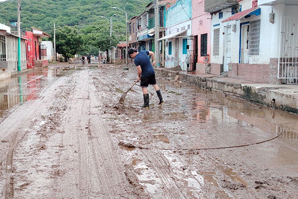 Se iniciaron la limpieza de calles y viviendas tras el fuerte aguacero que dejó lodo, escombros y afectaciones generalizadas en el barrio Pescaito. Foto derechos reservados EL INFORMADOR 