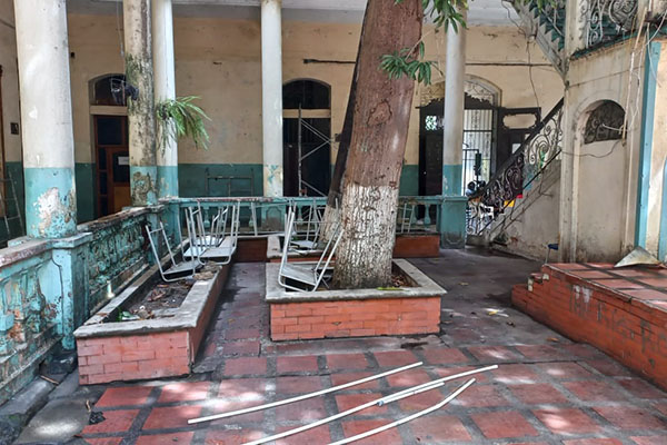 El patio interno del edificio quedó reducido a bodega para el almacenamiento de pupitres dañados. Foto derechos reservados/EL INFORMADOR El patio interno del edificio quedó reducido a bodega para el almacenamiento de pupitres dañados. Foto derechos reservados/EL INFORMADOR