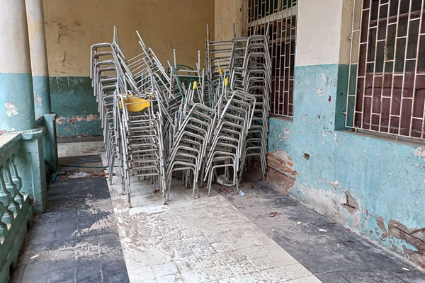 Cantidades de pupitres completamente destruidos permanecen en los destruidos salones. Foto Derechos reservados/EL INFORMADOR Cantidades de pupitres completamente destruidos permanecen en los destruidos salones. Foto Derechos reservados/EL INFORMADOR