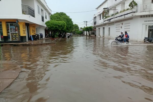 Sector comercial de El Banco, Magdalena totalmente inundado por las fuertes precipitaciones que ‘golpean’ a la región Caribe. Foto cortesía El Banco y la Región 