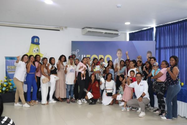 Funcionarios de la Fundación Banasan en compañía de madres vinculadas a programas sociales en Tucurinca y Ciénaga, y de líderes comunitarios de la zona. Foto Banasan 