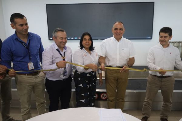 Carlos Pinedo Cuello, alcalde de Santa Marta; Milena Jiménez, representante de la ANI, y Nelson Javier Rodríguez Cruz, Gerente General de Aeropuertos de Oriente; entre otros. Foto derechos reservados EL INFORMADOR 