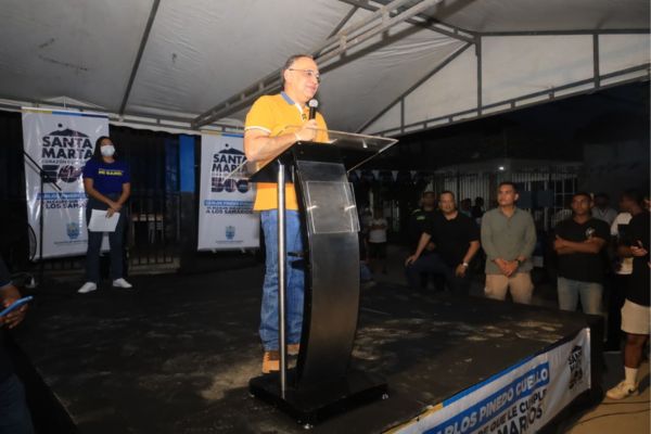 Carlos Pinedo, alcalde de Santa Marta, en su intervención con los proyectos para Gaira. Foto Alcaldía 