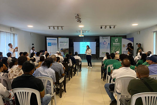 Miembros del programa ‘Zona Bananera Como Vamos’, presentando información sobre la calidad de vida en el municipio. Foto ‘Zona Bananera Como Vamos’  