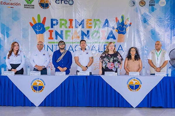 La Universidad del Magdalena, el Ministerio de Educación Nacional y el Instituto Colombiano de Bienestar Familiar - ICBF abren las puertas a 348 madres comunitarias para que accedan a la educación superior gratuita. En la fotografías el rector Pablo Vera, entre otros. Foto Unimagdalena