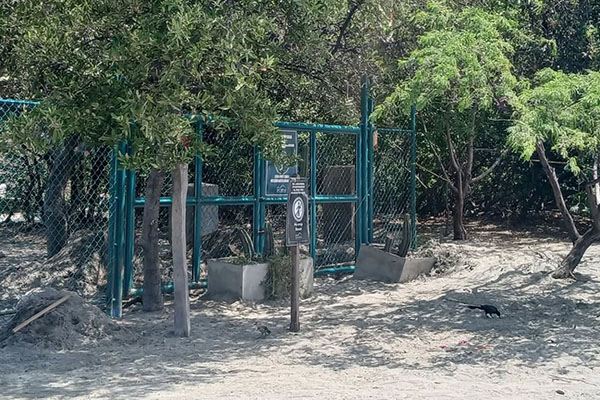 Pescadores y residentes denuncian que el condominio Cabo Tortugas habría desplazado su portón hacia la playa, reduciendo el espacio público y afectando manglares en la zona costera de Santa Marta. Foto cortesía de los denunciantes 