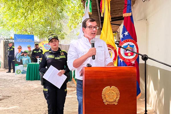 José Francisco Zúñiga Cotes, Presidente Ejecutivo de Asbama realizando el protocolo de entrega oficial de la subestación. Foto Asbama 