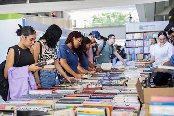 Escritores de diferentes regiones del país participan de la séptima edición de la Feria Internacional del Libro, las Artes y la Cultura de Santa Marta – FilSMar 2025, organizada por la Universidad del Magdalena. Foto Unimagdalena