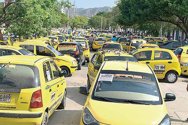 Por lo menos serán más 300 taxis que no prestarán el servicio al público en apoyo al paro. Foto derechos reservados EL INFORMADOR 