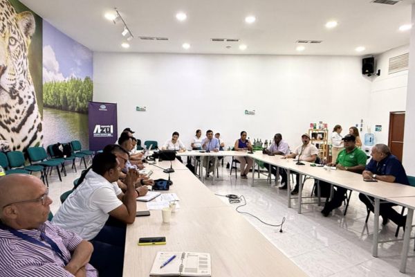 Funcionarios de Corpamag, representantes del gremio palmero, ganadero y palmero, entre otros sectores productivos y sociales en la realización de la mesa técnica. Foto Corpamag 