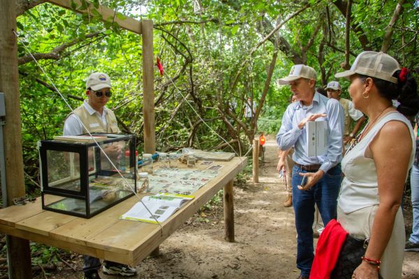 Los pares del CNA visitando el renovado sendero ecológico del Bosque Seco ‘Leda Mendoza’ de Unimagdalena. Foto Unimagdalena 