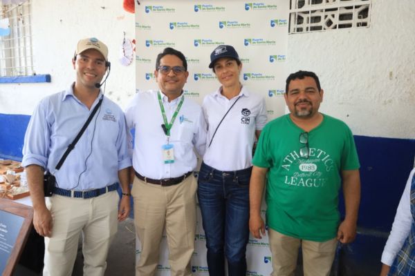 Oscar Gómez, gerente de Sostenibilidad de la Sociedad Portuaria; Manuela Villa, directora de la Fundación Centro de Investigaciones Marinas del Caribe; Jairo Corbate, docente de la institución y Juan Barona, biólogo. Foto derechos reservados EL INFORMADOR 