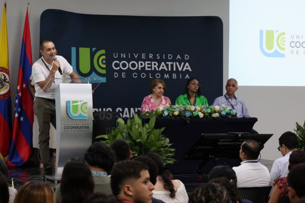 Durante el espacio, egresados destacados de la Universidad Cooperativa de Colombia compartieron su experiencia y reflexiones sobre el papel de la investigación y la formación médica continua. Foto UCC 