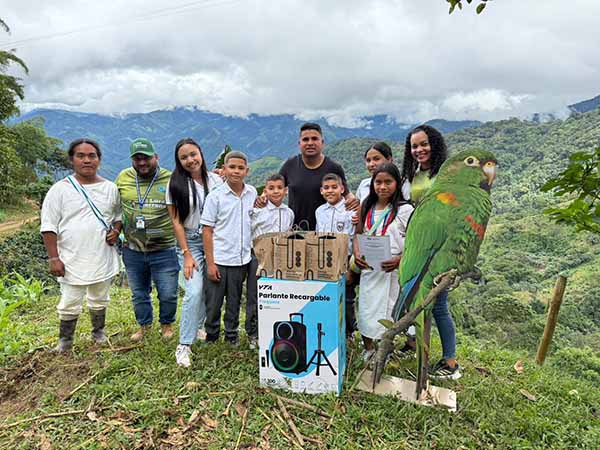 Funcionarios de Corpamag en compañía de niños y niñas de los corregimientos ubicados en la Sierra Nevada que participaron en el concurso con enfoque de conservación de Corpamag. Foto Corpamag 