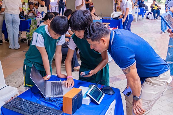 El rector Pablo Vera Salazar recorrió los stands y resaltó la creatividad de los proyectos, como el traductor indígena de estudiantes de Nariño. Foto Unimagdalena  