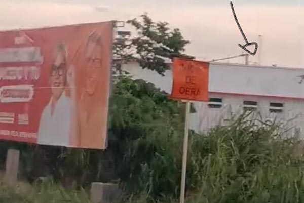 En la foto se puede apreciar parte de la valla con propaganda política de Fuerza Ciudadana y su candidata a la Gobernación, y detrás las instalaciones del nuevo hospital de El Retén allí abandonado sin dotación y sin funcionamiento./Foto suminstrada por Ruben Peña