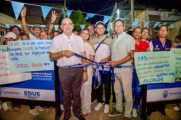 El alcalde de Santa Marta, Carlos Pinedo Cuello junto con la comunidad del sector La Paz. Foto Alcaldía 
