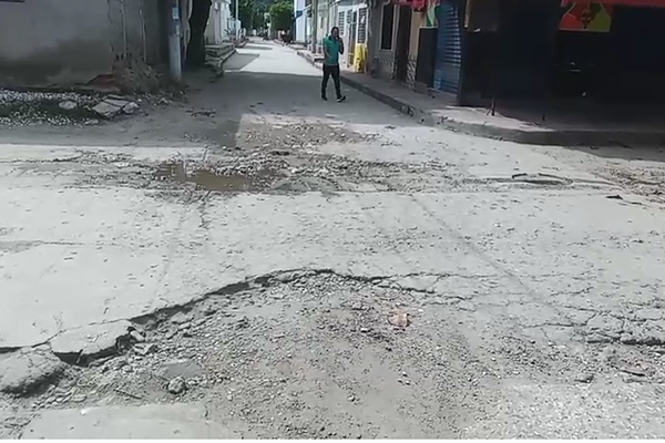 La comunidad de Gaira denuncia el mal estado de la calle 9 con carrera 15, que durante años ha permanecido llena de huecos y sin mantenimiento por parte de las autoridades. Foto cortesía 