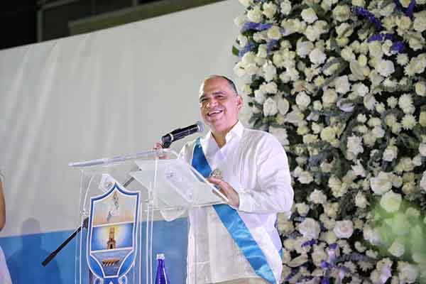 El alcalde Carlos Pinedo recorrió el barrio Tayrona junto a su equipo de gobierno para anunciar la recuperación de varios inmuebles. Foto Alcaldía 