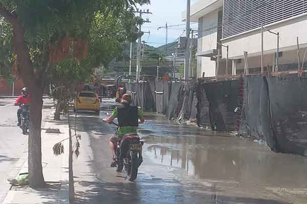 Líderes comunitarios de Gaira denuncian el rebosamiento de aguas residuales en la Avenida Tamacá, afectando la imagen turística de El Rodadero. Foto cortesía
