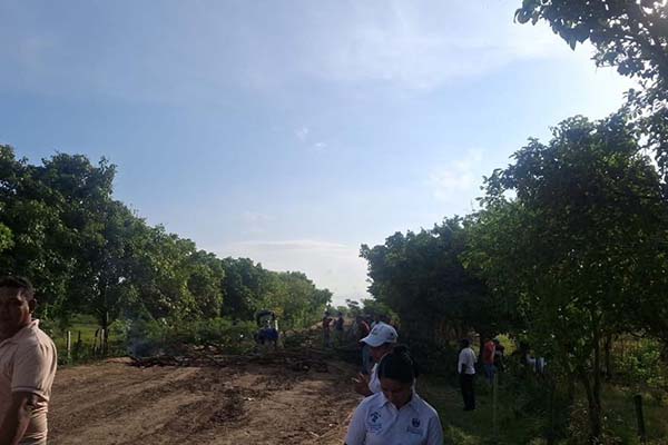 Habitantes de Real del Obispo bloquearon la vía principal como medida de presión ante el deterioro de la carretera y la falta de atención oficial. Foto cortesía portal Plato y La región