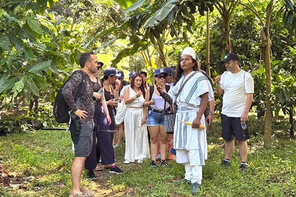 Líderes del gremio hotelero en Colombia, en el recorrido de turismo de naturaleza en Minca con autoridades indígenas. Foto Cotelco 