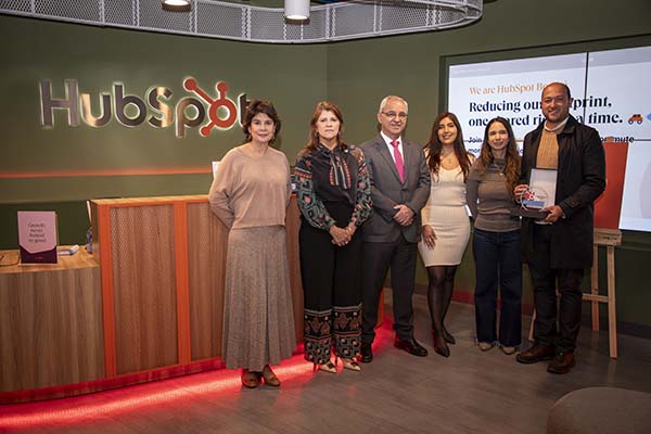 Maritza Rondón Rangel, Rectora de la UCC en compañía de Óscar Alvarado, director Nacional de Mercadeo de la institución y del equipo de HubSpot Latinoamérica en la entrega del reconocimiento. Foto UCC