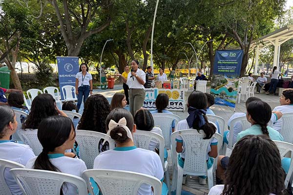 Durante la actividad los jóvenes aprendieron sobre temas clave como el cuidado del río, la preservación de su biodiversidad y el manejo responsable de los residuos. Foto Corpamag 