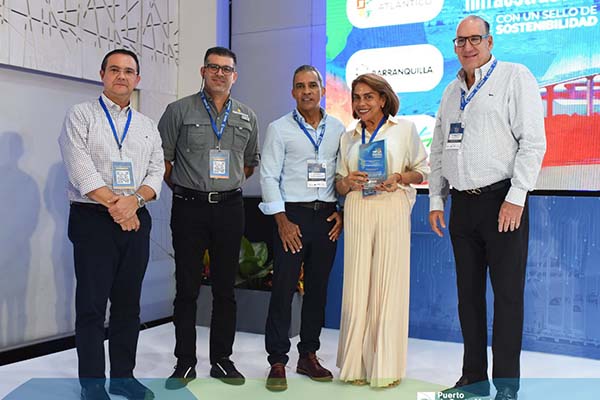Yolanda Mendoza, directora de la Fundación Sociedad Portuaria; Héctor Carbonell, director ejecutivo de la CCI Seccional Norte; Álvaro Redondo Castillo, director ejecutivo de la Corporación Autónoma Regional del Río Grande de la Magdalena; José Curvelo, jefe de la Oficina de Asuntos Portuarios de la Alcaldía de Barranquilla; y Luiggi Pugliese, presidente de la Junta Directiva de la CCI Norte. Foto sociedad Portuaria 