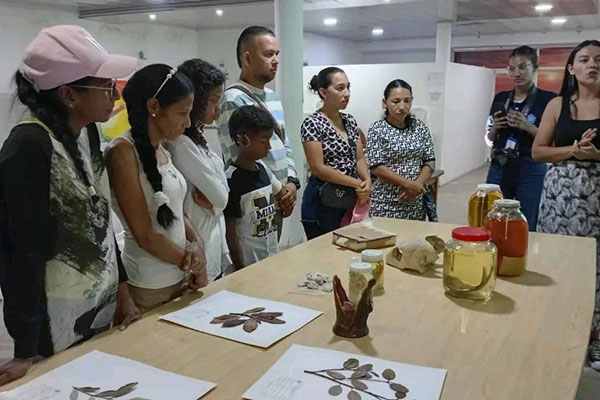 Funcionaria de Invemar realizando la jornada de educación ambiental dirigida a la comunidad sorda del municipio de Aracataca, Magdalena. Foto Invemar 