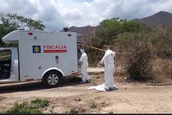 Personal de criminalística llegó al sitio para llevar a cabo la diligencia de inspección a los cadáveres. Foto referencia EL INFORMADOR