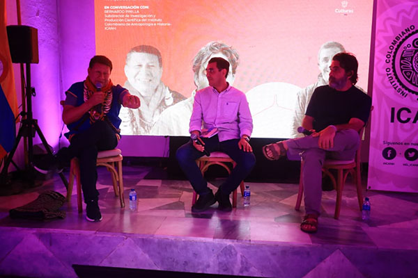 Con el inicio de “El Reencuentro en el Corazón del Mundo”, la capital del Magdalena abrió la agenda cultu-ral previa a la Cumbre CELAC–UE, con conversatorios, muestras de emprendimiento y espectáculos artísti-cos en distintos puntos de la ciudad. Desde el Teatro Santa Marta hasta el camellón Rodrigo de Bastidas, samarios y visitantes disfrutaron de una jornada que destacó la diversidad cultural del Caribe, con presen-taciones de Los Hijos de la Sierra, Samarian Flowers y Adriana Lucía en Pescaíto.