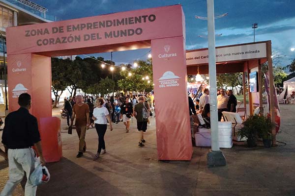 La Zona de Emprendimientos del Camellón Rodrigo de Bastidas se convirtió en uno de los espacios más vibrantes del Reencuentro en el Corazón del Mundo, donde más de un centenar de artesanos, diseñadores y creadores culturales compartieron sus productos con visitantes de toda la región. Entre aromas de café, tejidos ancestrales, cosméticos naturales y piezas elaboradas con materiales reciclables, la creatividad del Caribe colombiano mostró su fuerza transformadora. Este encuentro entre arte y emprendimiento cerró con balance positivo, dejando como legado una red de colaboración entre emprendedores locales y reafirmando a Santa Marta como un escenario clave para la economía creativa y el talento territorial.