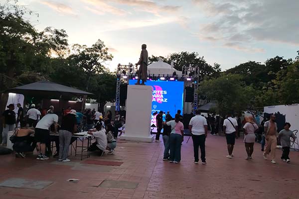 Durante los tres días del ‘Reencuentro en el Corazón del Mundo’, Santa Marta se convirtió en un laboratorio de convivencia, arte y diversidad. Más allá de los conciertos y conferencias, el evento dejó una huella profunda en la comunidad: un llamado a mirar el Caribe con orgullo, a reconocer el poder del arte para sanar, y a continuar construyendo país desde la cultura y los saberes ancestrales.