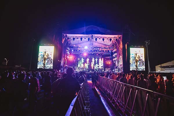 Los conciertos del Reencuentro en el Corazón del Mundo encendieron la magia en cada rincón de Santa Marta. Desde el Camellón Rodrigo de Bastidas hasta El Rodadero, el Parque Bolívar y Pescaito, los sonidos del Caribe y de América Latina se mezclaron en una misma fiesta de arte y palabra. Artistas como Adriana Lucía, Mr. Black, Kombilesa Mi, 31 Minutos y agrupaciones locales llenaron las noches de ritmo, alegría y mensajes de unión.