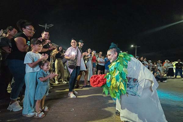 El ‘Reencuentro en el Corazón del Mundo’ dejó postales de alegría, reflexión y unión en cada rincón de Santa Marta. Desde los barrios de Pescaito y Gaira hasta el Camellón Rodrigo de Bastidas, miles de voces y colores se unieron para decirle al mundo que la cultura es la raíz de la paz y la esperanza.