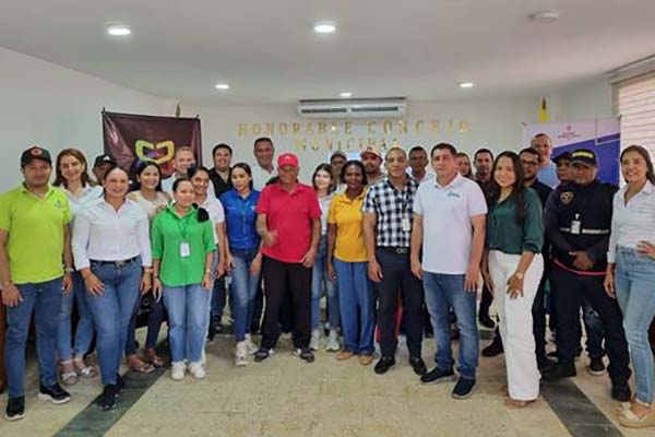 Jorge Iván Salah, alcalde del municipio de Pivijay, en compañía de funcionarios de la cámara de comercio de Pivijay, en el lanzamiento de la Ventanilla Única Empresarial. Foto Cámara de Comercio 