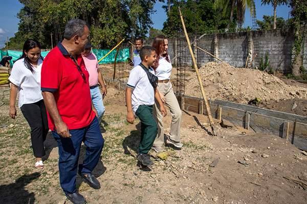 Juan Vargas, Alcalde de Algarrobo, en compañía de funcionarios de la multinacional Drummond en las obras de reconstrucción de la IED Rafael Núñez en Algarrobo, Magdalena. Foto Alcaldía de Algarrobo 
