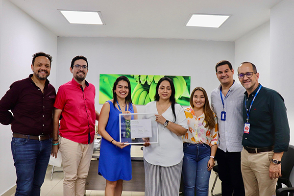 Funcionarios de Banasan con el reconocimiento otorgado a la compañía. Foto Banasan