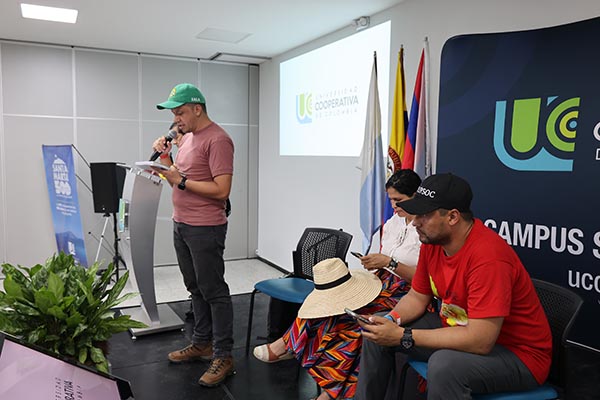 Líderes sociales, académicos, viceministros, representantes sindicales y delegaciones distintos países formaron parte de este conversatorio. Foto UCC  