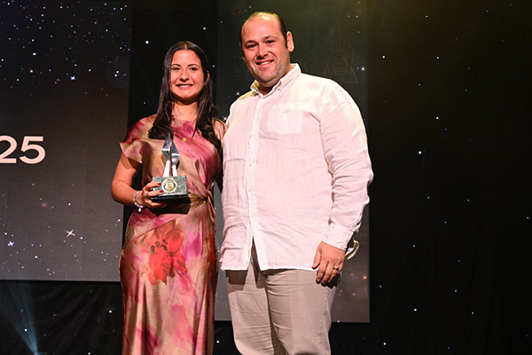 En la gráfica Daniela Linero Gámez junto a Andrés Vives en la entrega de su premio por Mérito Empresarial. Foto Cortesía En la gráfica Daniela Linero Gámez junto a Andrés Vives en la entrega de su premio por Mérito Empresarial. Foto Cortesía