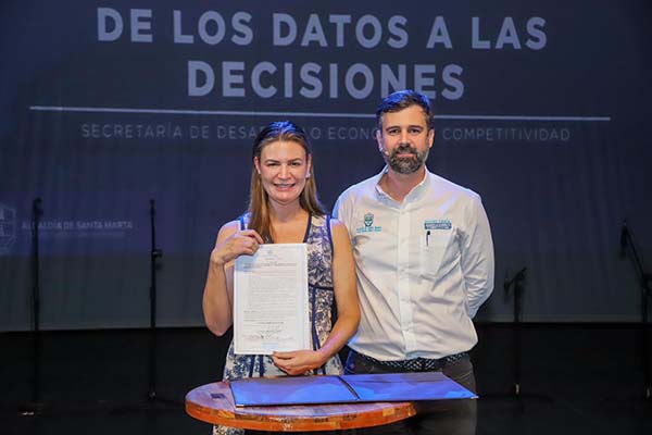 Ingrid Gómez Ceballos, alcaldesa encargada, junto con Carlos Jaramillo, secretario de desarrollo económico. Foto Alcaldía 