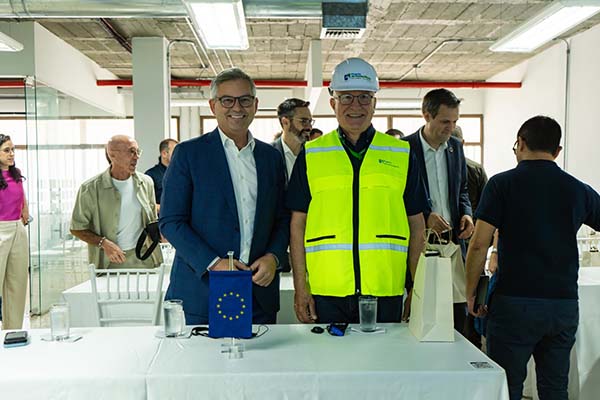 Domingo Chinea Barrera, Presidente de la Sociedad Portuaria de Santa Marta junto a Magnus Brunner, Comisario Europeo de Asuntos de Interior y Migración. Foto Sociedad Portuaria 