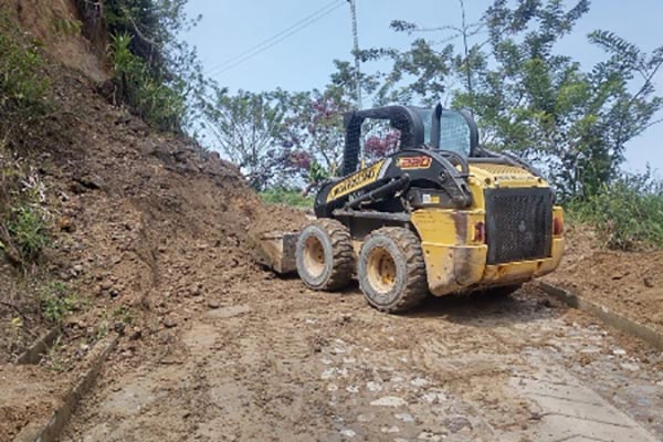 Maquinaria Amarilla realizando trabajos de remoción de arena en las vías de la Sierra Nevada que se encuentran con acceso limitado. Foto Gobernación del Magdalena 