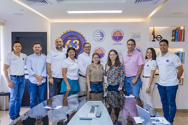 Las pares evaluadoras del CNA en compañía de directivos de Unimagdalena en la visita al programa de Negocios Internacionales. Foto Unimagdalena