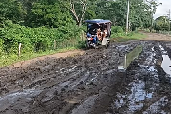 Tramo vial entre el Municipio de Remolino con Guaimaro corregimiento de Salamina, Magdalena, el cual se encuentra prácticamente intransitable por el mal estado de la vía. Foto cortesía líderes de la zona
