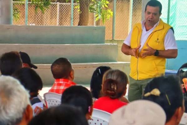 Funcionarios de la Unidad de Víctimas socializan con las familias beneficiadas, explicando el proceso de indemnización y las rutas de acompañamiento integral. Foto La Guajira Hoy 